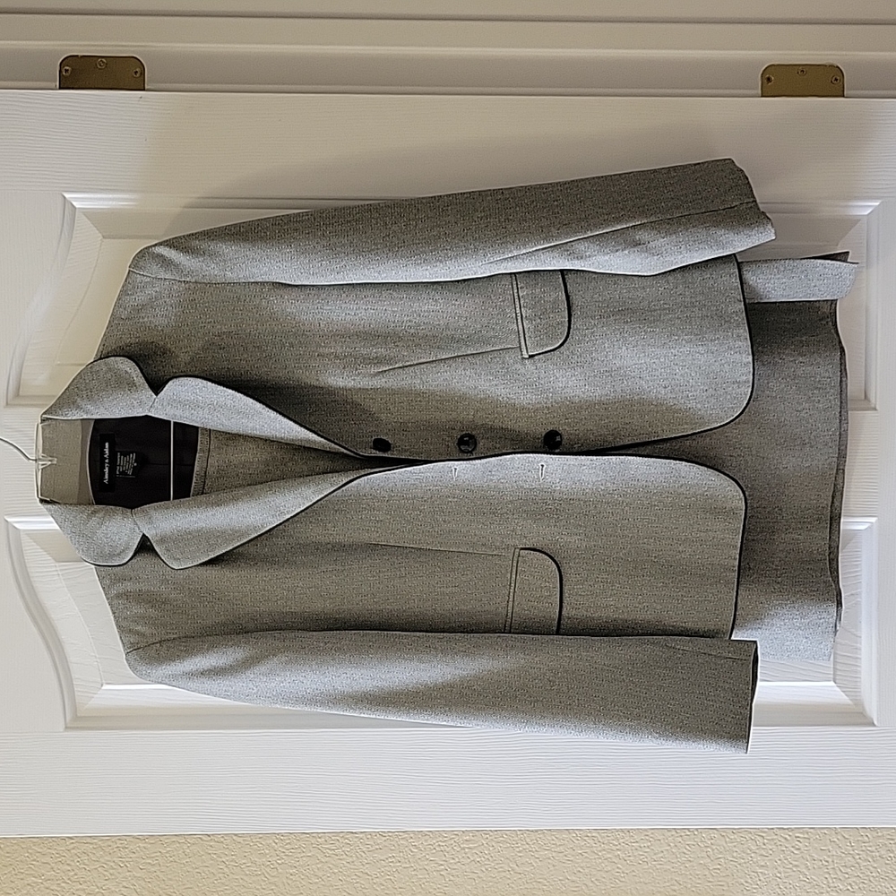 Ainsley & Aidan Woman's Two piece "tweed" suit. Size 8.